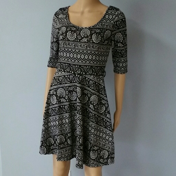 Persaya Dresses & Skirts - Persaya black and white sweater dress. Medium